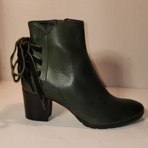 Elegant Green Ankle Boots with Lace Accent